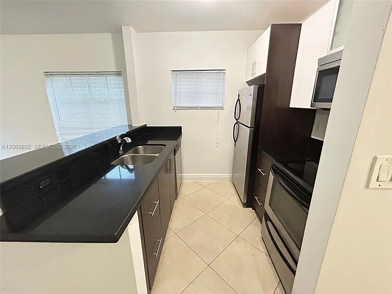 1034 Lenox Ave #10 — Photo 2