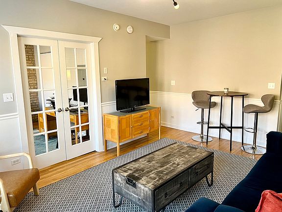3rd image of 2607 W Gunnison St APT 2