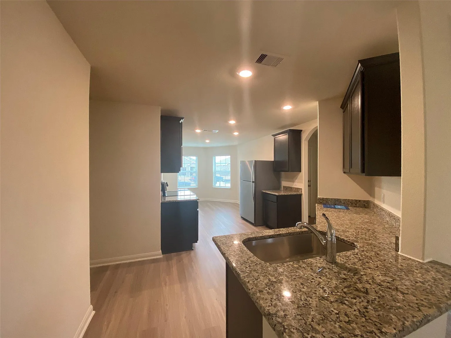3 bed, 2.0 bath, 1844 sqft, $2,100 — Photo 3