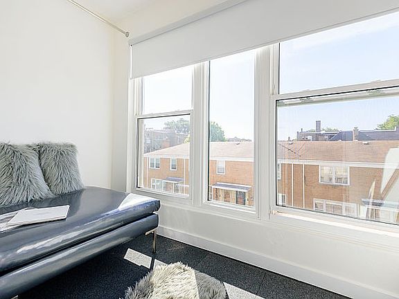 3rd image of 1633 W Thome Ave APT 302