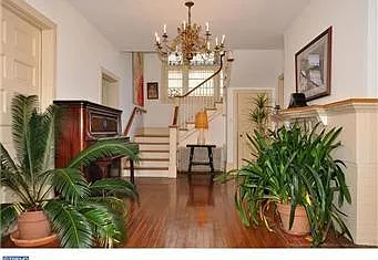 8 bed, 320 sqft, $875 — Photo 1