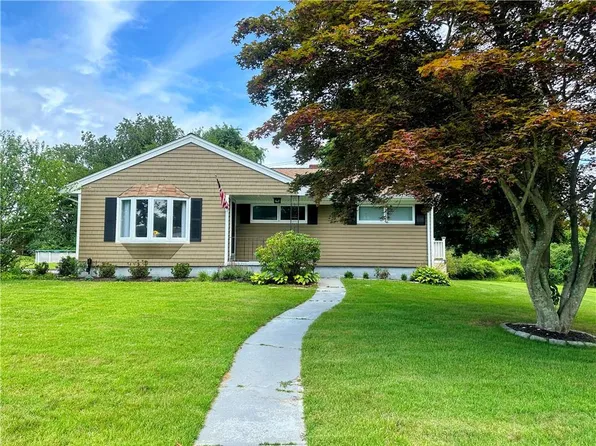 67 Montgomery Rd, Swansea, MA 02777