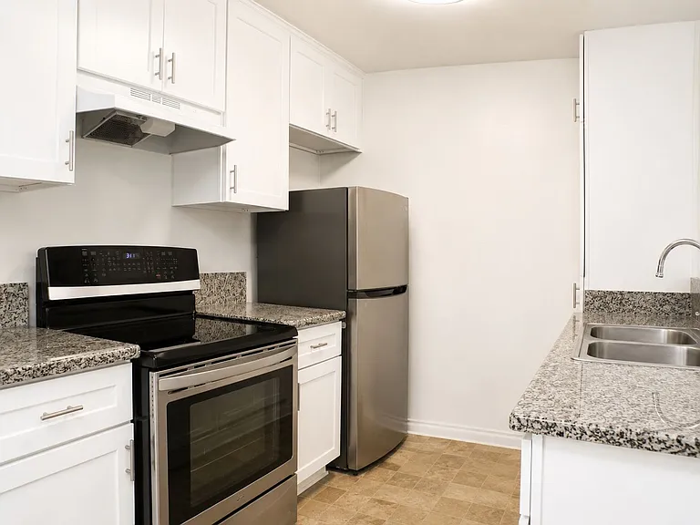 Reseda Gardens Apartments — Photo 8