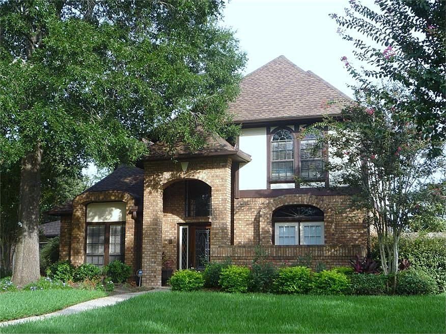 1st image of 1213 Twin Oaks St