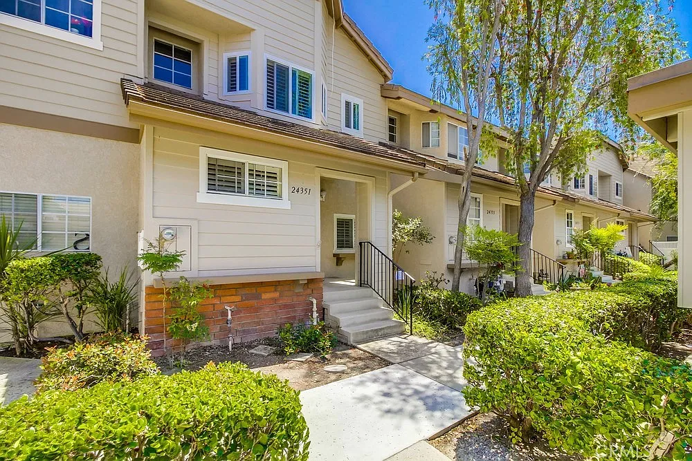 2 bed, 2.5 bath, 1270 sqft, $3,500 — Photo 2