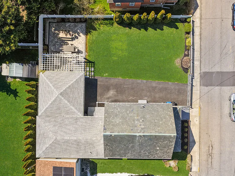 4 Vaughan Ave — Photo 2
