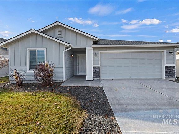 3rd image of 3069 N Saratov Way