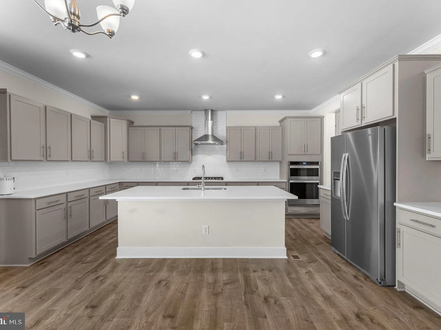 5 bed, 4.0 bath, 4357 sqft, $5,490 — Photo 2
