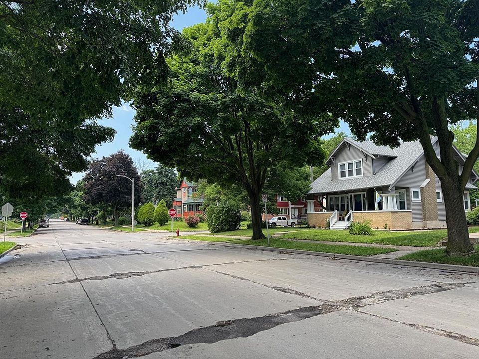 2nd image of 3121 W ST PAUL AVENUE