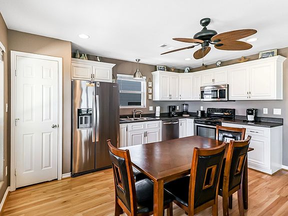 4th image of 2888 Lakeside Dr