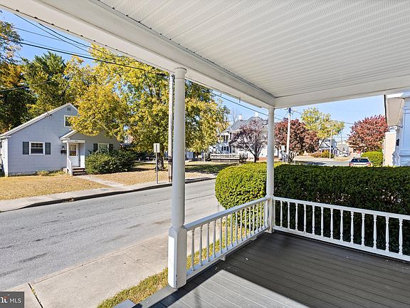 4th image of 607 Oak Hill Ave
