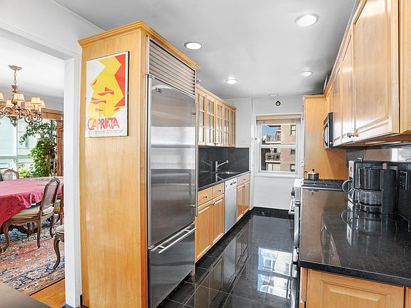4th image of 150 E 69th St APT 8T