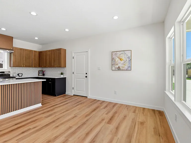 6113 Haight St — Photo 9
