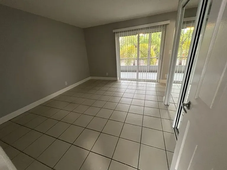 110 NE 19th Ave — Photo 8
