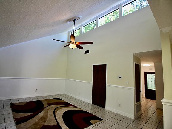 4th image of 813 Hazelton St #B