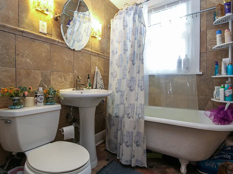 1602 Madison St NE — Photo 13