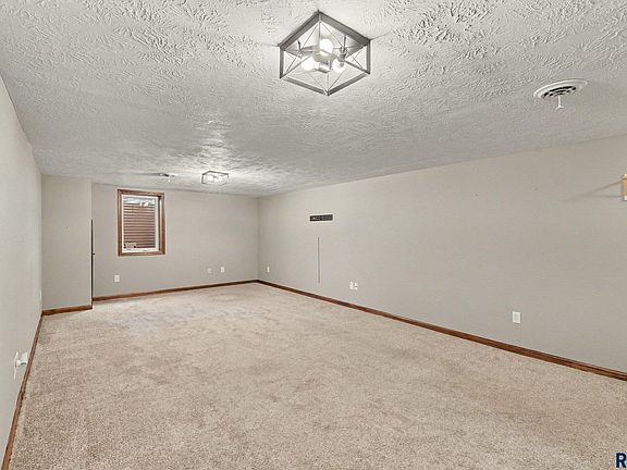 5th image of 1916 E Sylvan Cir