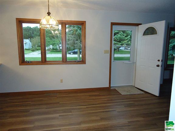 4th image of 1213 E Milwaukee Ave