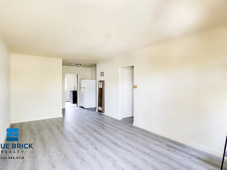 1055 N El Centro Ave #8 — Photo 4