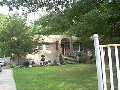 Large Front Yard With Fountain
