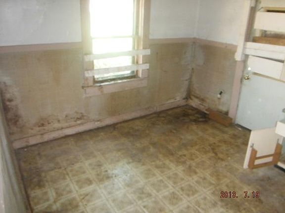 5th image of 105 Church St