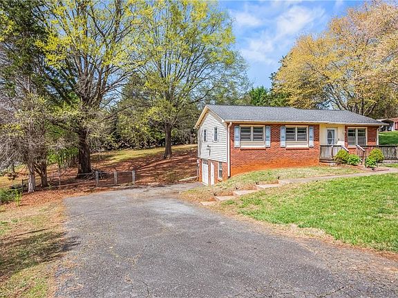 4th image of 140 Applewood Dr