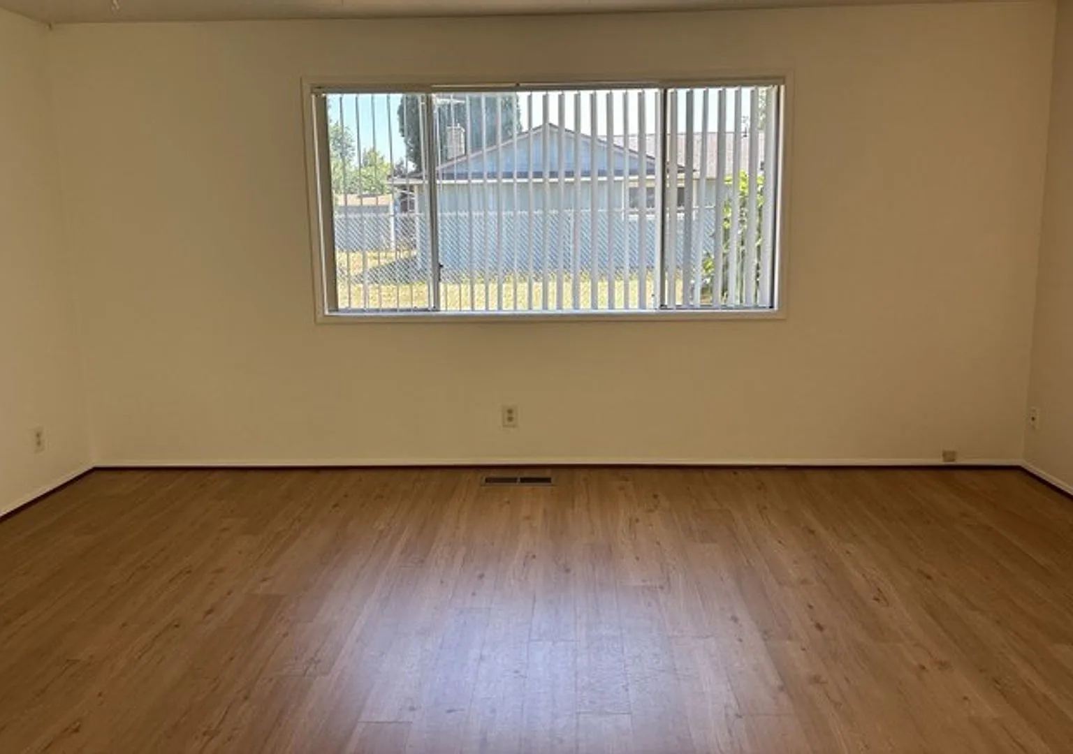 3Bd/1Ba Single Story House - Available to View! — Photo 2