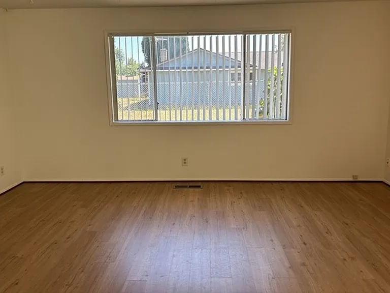 966 Royalty Dr NE — Photo 2