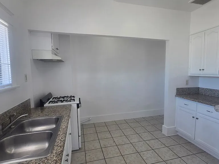 324 E Esther St — Photo 3