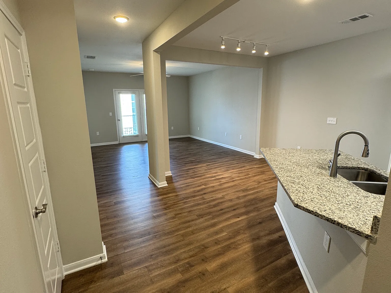 2 bed, 1172 sqft, $1,465 — Photo 4