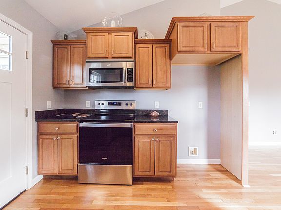 4th image of 144 W Wilkshire Pl