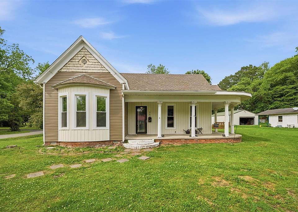 1st image of 303 Oakwood Dr