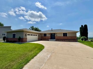 1556 Crestview Dr, Vermillion, SD 57069