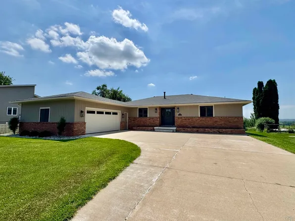 1556 Crestview Dr, Vermillion, SD 57069
