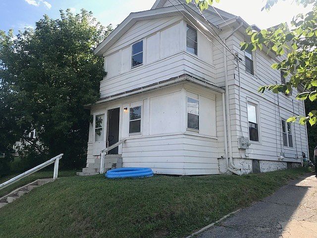 2nd image of 902 Orchard Pl