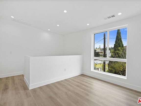 4th image of 4037 W Mont Clair St #3