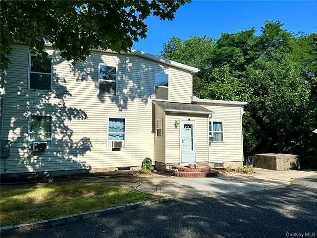3 bed, 1.0 bath, 817 sqft, $3,250 — Photo 2