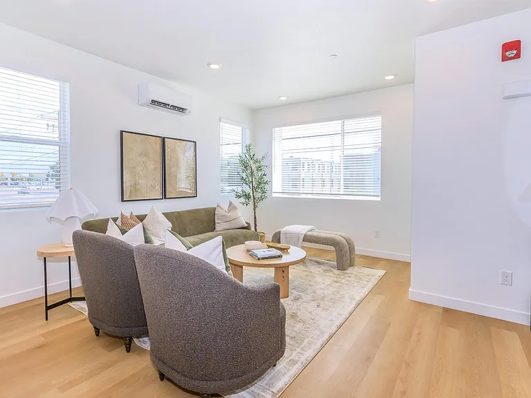 Crescent Townhomes — Photo 3