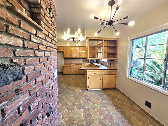 5th image of 932 W Granada Ct