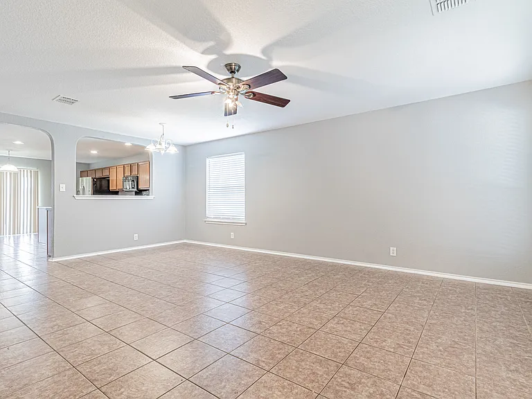 326 Diana Dr — Photo 4