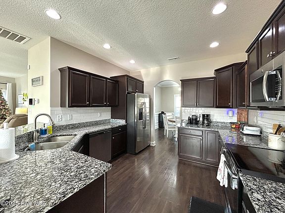 3rd image of 422 Worsley Way