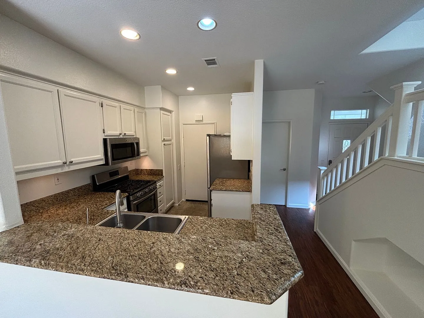 2 Bedroom Townhome for Rent in Valencia! — Photo 3