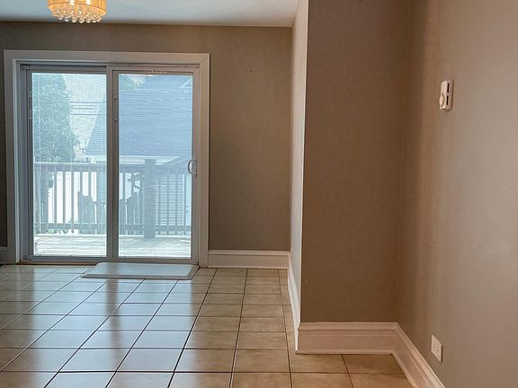 4th image of 6717 N Oxford Ave Floor 1