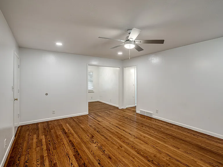 4620 N Harvey Pkwy — Photo 13