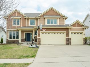 16468 Phoenix Dr, Clive, IA 50325