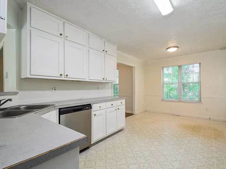 976 Masters Ln — Photo 8