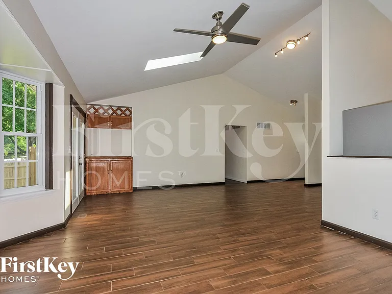 202 Barrington Dr — Photo 4