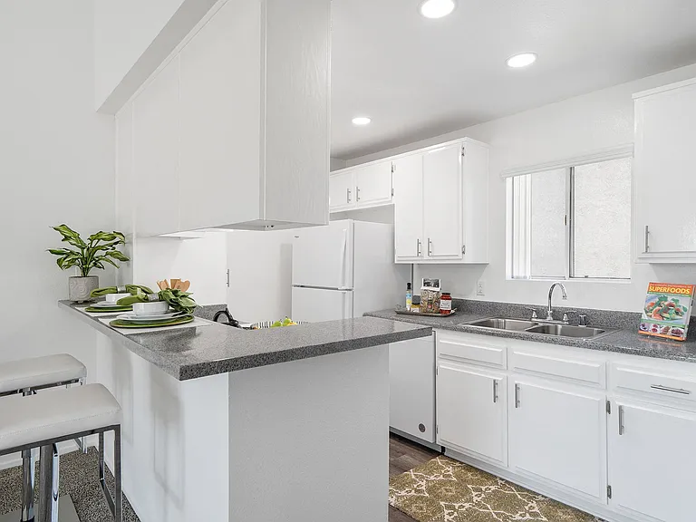 Hampton Pointe — Photo 21