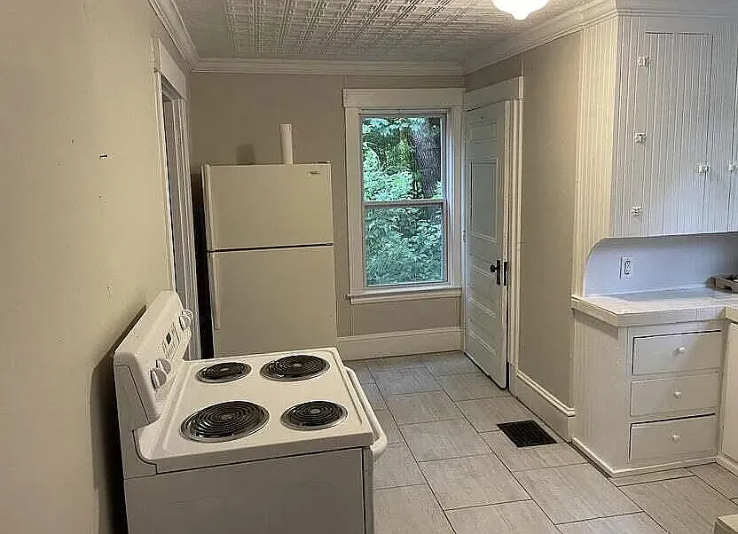 3 bed, 1200 sqft, $2,000 — Photo 3
