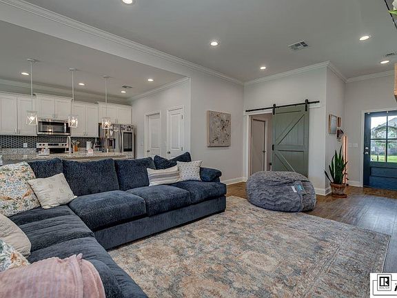 5th image of 204 Yellow Pine Dr
